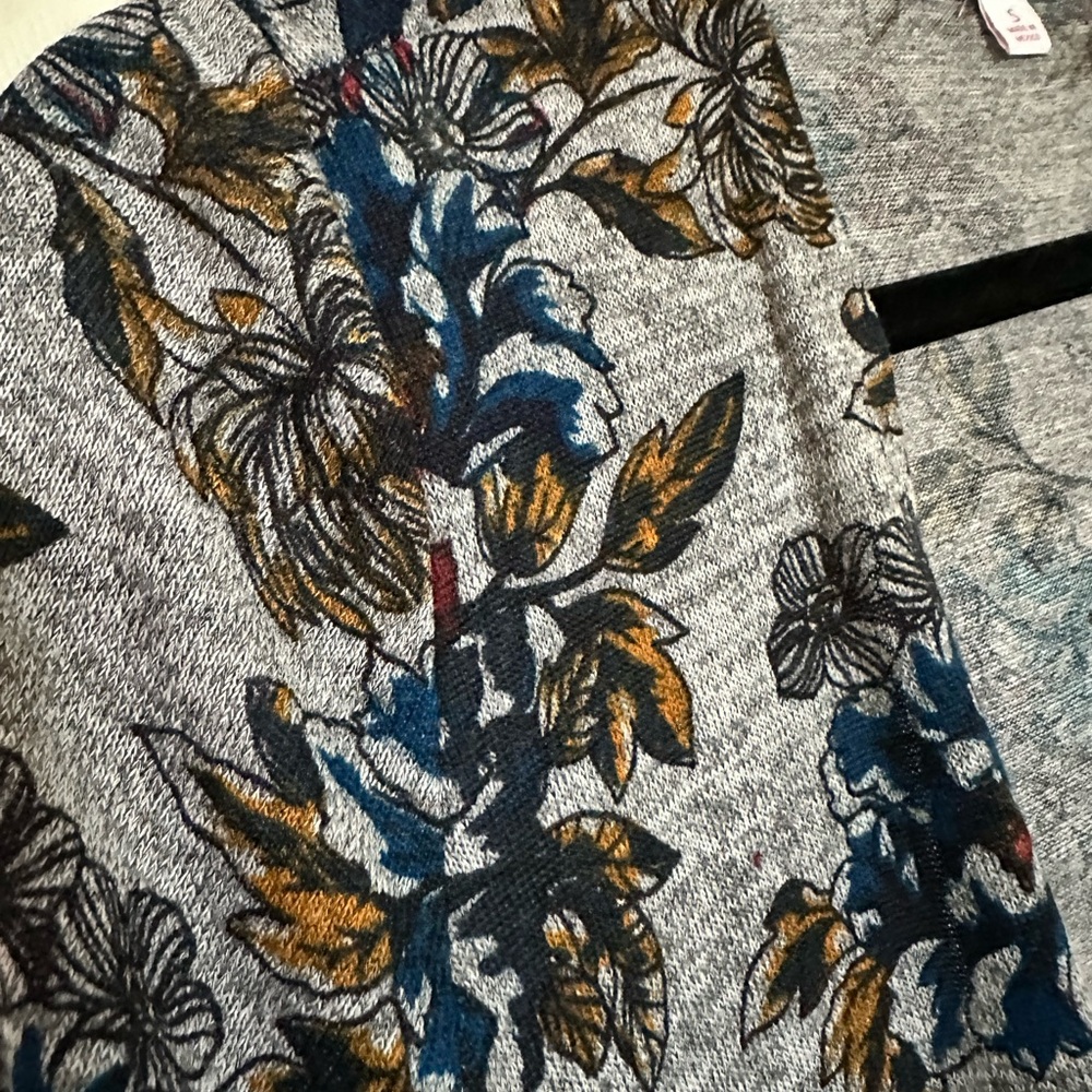Floral Gray sweater - Picture 3 of 4
